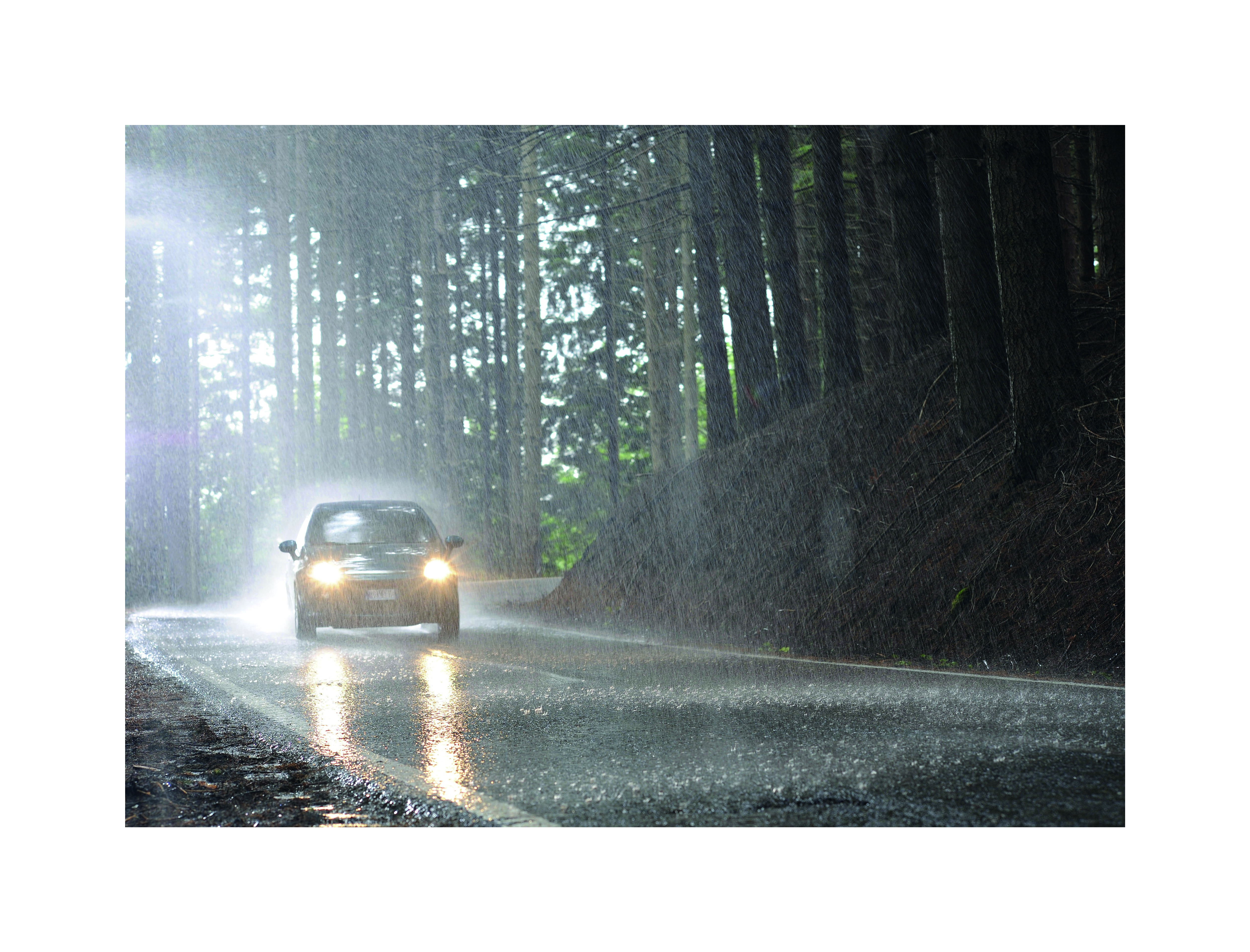 Mann sitzt in der Sonne und trägt Sonnenbrille.